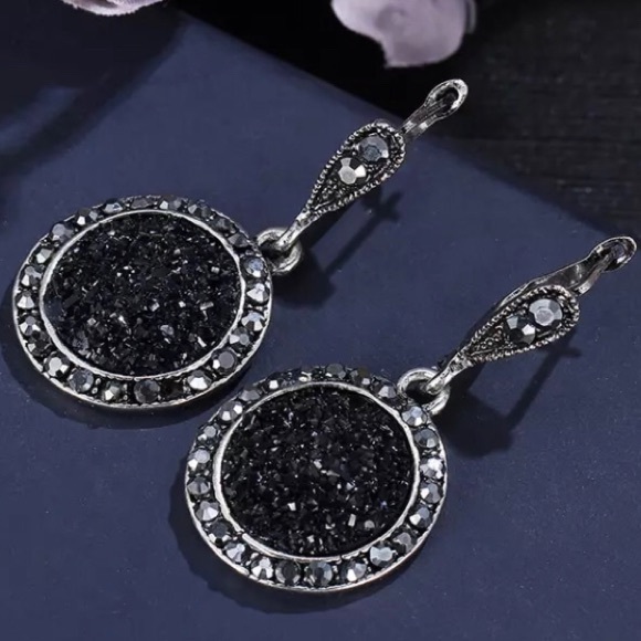 Vintage Black Gem Jewelry Set - Picture 4 of 6